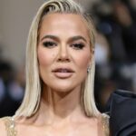 Khloe usava a cerejeira de biquíni de cerejeira, e essa seleção de US $ 28 prega a aparência