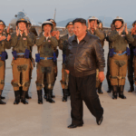 Kim Jong Un supervisiona os exercícios aéreos da Coréia do Norte, promovendo o aumento da preparação da guerra