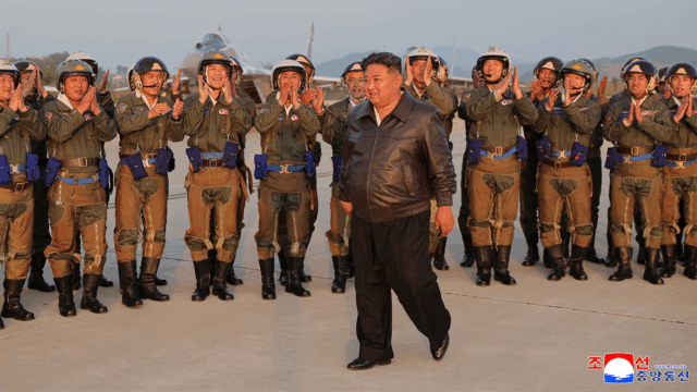 Kim Jong Un supervisiona os exercícios aéreos da Coréia do Norte, promovendo o aumento da preparação da guerra

