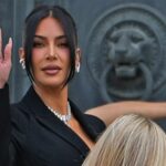 Kim Kardashian visita o Tribunal de Paris para testemunhar nos testes de assalto à mão armada de 2016