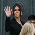 Kim Kardashian comemora um passo importante em sua viagem legal. Próximo? Passando pela barra