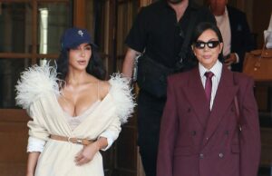 Kim Kardashian faz uma escolha bizarra de moda quando combina um vestido de penas com um boné de beisebol para o almoço com um Kris Jenner adequado e apresentado após um testemunho no teste de jóias Kim Kardashian decidiu fazer uma escolha bizarra de moda quando lançou a mãe com a mãe Kris Jenner na quarta -feira