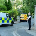 Um homem suspeito de picada dupla em uma ampla luz do dia foi baleada por oficiais armados na área de Tobruk Road em Huyton, Merseysida