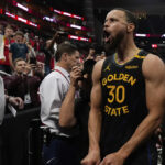 Os jogadores do Golden State Warriors reagem ao Buddy Hield's (7) Primeiro trimestre-trapa contra o Houston Rockets no jogo 7 de uma série de playoffs da NBA Basketball na primeira rodada em Houston, domingo, 4 de maio de 2025. (Carlos Avila Gonzalez/San Francisco Chronicle via AP)