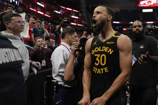 Os jogadores do Golden State Warriors reagem ao Buddy Hield's (7) Primeiro trimestre-trapa contra o Houston Rockets no jogo 7 de uma série de playoffs da NBA Basketball na primeira rodada em Houston, domingo, 4 de maio de 2025. (Carlos Avila Gonzalez/San Francisco Chronicle via AP)