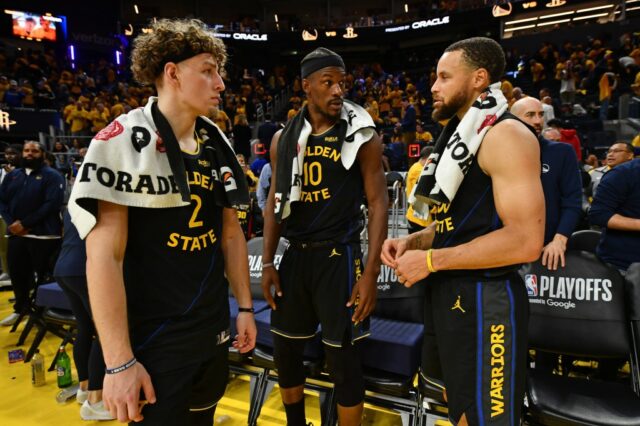 Stephen Curry (30), dos Golden State Warriors, conversa com seu filho Canon após o jogo 6 do jogo dos playoffs da NBA da Conferência Oeste da primeira rodada no Chase Center em San Francisco, Califórnia, na sexta-feira, 2 de maio de 2025. O Houston Rockets derrotou o Golden State Warriors 115-107. (Jose Carlos Fajardo/Bay Area News Group)