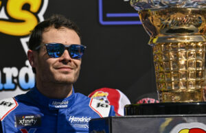 Kyle Larson alcançou o marco durante a corrida da série Kansas Cup fechado