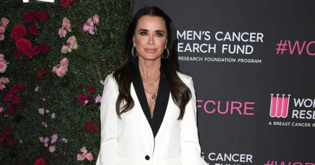 A estrela de 'The Real Housewives of Beverly Hills, Kyle Richards e o álbum da família de Mauricio Umansky - 775, veja o que acontece ao vivo com Andy Cohen - temporada 19