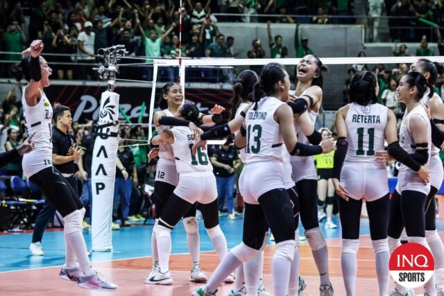 La Salle Lady Spikers comemoram depois de derrotar o UST Golden Tigreses nas quatro finais para avançar para a final do Vôlei feminina da temporada 87 da UAAP.