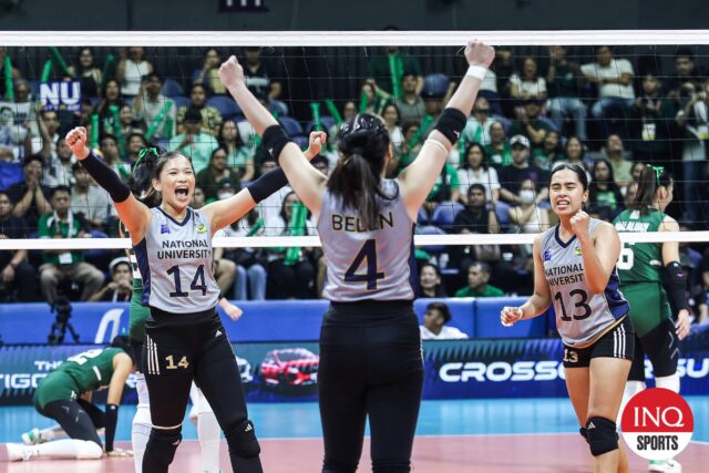 A Nu Lady Bulldogs celebra La Salle Lady Spikers no 1º jogo da temporada de vôlei feminina da temporada 87 da UAAP.