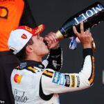 Lando Norris cruzeiros para a vitória para o Grande Prêmio de Mônaco, quando Brit Ranws Back Ground na coleção de equipes de McLarensko Oscar Piastr no Campeonato F1