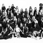 Laura Craik explica como a Zara, uma supermodelo na High Street das celebrações de hoje do 50º aniversário, conseguiu combinar esses 50 modelos. Foi tudo por causa de sua atração para Everyman.