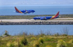 Lee deve exigir mais avaliação da expansão do aeroporto de Oakland Lee deve exigir mais avaliação da expansão do aeroporto de Oakland