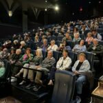 Los Gatos honras, veteranos, educadores e fãs de filmes