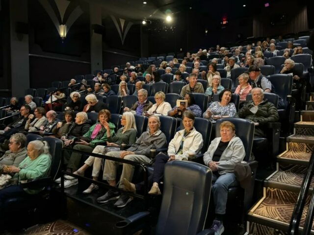 Los Gatos honras, veteranos, educadores e fãs de filmes

