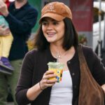 Lucy Hale acabou de usar a bolsa de camurça perfeita, e esse aspecto semelhante de US $ 25 é igualmente elegante