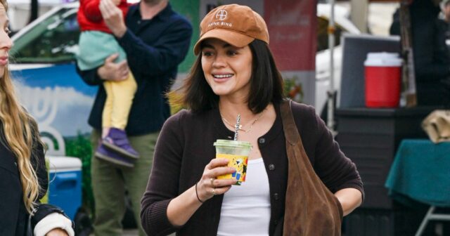 Lucy Hale acabou de usar a bolsa de camurça perfeita, e esse aspecto semelhante de US $ 25 é igualmente elegante



