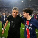 Luis Enrique elogiou sua falecida filha Xana com uma camisa mostrando -lhes plantando uma bandeira do PSG