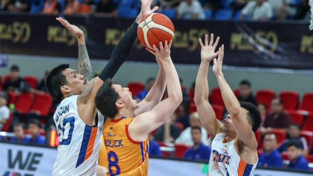 Robert Bolick (com bola) e os guerreiros da estrada estão tentando voltar depois de se afogar com parafusos. - Imagens PBA