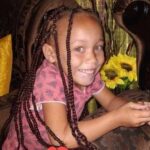 Little Joshlin Smith, que tem uma pele clara e olhos turquesas, desapareceu em fevereiro do ano passado depois de desaparecer fora de sua casa em Saldanha Bay, perto da Cidade do Cabo