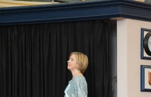 Mamma Mia! Dame Andrea Jenkyns vence a corrida do prefeito nas calças brilhantes de Abba (e não um estranho para jogar fora o grupo ao vivo sueco hits no rádio) Dame Andrea Jenkyns se torna o primeiro Mayom escolhido da reforma do Reino Unido, enquanto dirigiu seu estilo interno de ABBA.