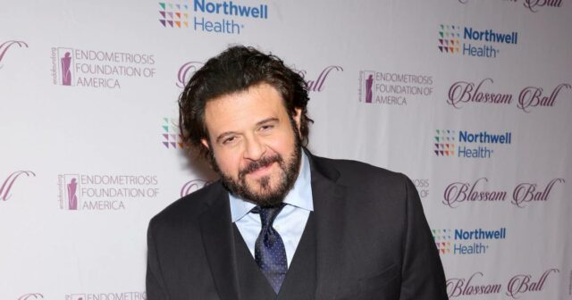 Man v. Food Adam Richman pronto para 'reconstruir' após a misteriosa segunda cirurgia

