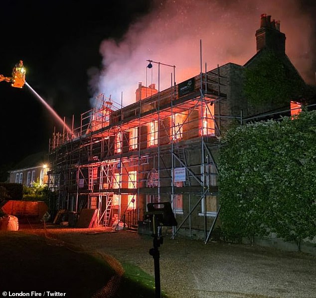 Os bombeiros estão trabalhando para extinguir a chama em Hadley Green Road, Barnet