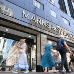 Os clientes passam por Marks & Spencer na Oxford Street em Londres na semana passada