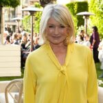 Martha Stewart e Gwyneth Paltrow estão sacudindo essa aparência de blusa de US $ 10