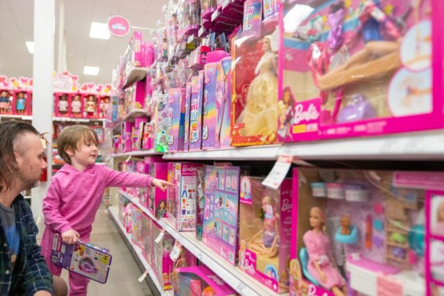 Mattel está considerando aumentos de preços em resposta às tarifas, depois que Trump disse que as crianças não precisam de muitos bonecos




