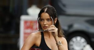 Maura Higgins foi gravada quando extraiu o máximo da lã de calor quando falou em Londres com seu amigo encantador na quinta -feira