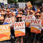 Médicos juniores na greve em junho de 2024. Os médicos receberam um pagamento na sessão depois que dois anos de ataques levaram o NHS aos joelhos