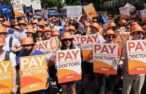 Médicos juniores prontos para atacar após requisitos de impacto “ignorados” Médicos juniores na greve em junho de 2024. Os médicos receberam um pagamento na sessão depois que dois anos de ataques levaram o NHS aos joelhos