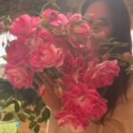 Na instalação publicada em seu site no Instagram, a duquesa de Sussex (43) compilou um buquê de rosas claras fúcsia para ll cool j'hit rastrear dos anos 90