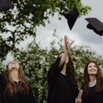 Melhores gausos de formatura para ela: ideias para presentes para graduados universitários