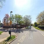 A polícia e duas equipes de ambulância, juntamente com o socorrista, um oficial de reação ao incidente e a clínica aérea correu para o local. Na foto: Escola Secundária de Coopers, Hawkwood Lane, Chislehurst