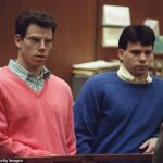Erik e Lyle Menendez têm direito à libertação condicional 35 anos depois de terem sido presos pelo assassinato de ambos os pais. São mostrados aqui em dezembro de 1992