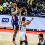 Meralco, Barangay Ginebra Gin Kings contra a partida da PBA Filipin Cup contra os Bolts Chris Newsome.