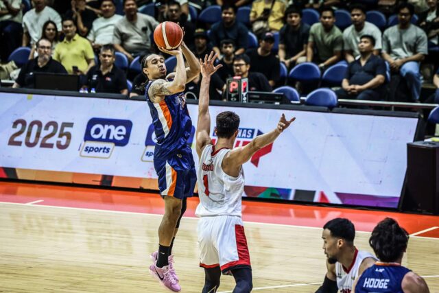Meralco, Barangay Ginebra Gin Kings contra a partida da PBA Filipin Cup contra os Bolts Chris Newsome.
