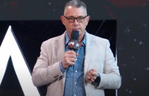 Michael Cole previu que uma estrela bruta de 40 anos seria o próximo campeão mundial. fechar