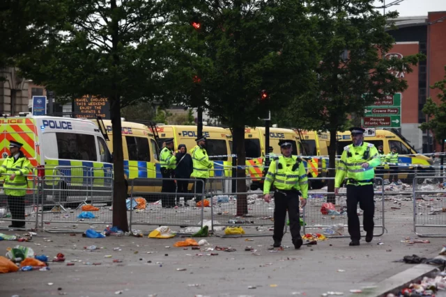 Milhares de pessoas comemoraram o campeonato. De repente, um carro entrou em uma multidão em Liverpool

