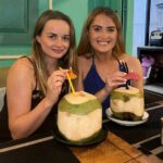 Bethany Clarke (à esquerda) com sua namorada Simone White, que morreu no Laos depois que duas mulheres bebiam tiros contaminados de vodka