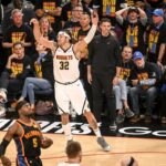Aaron Gordon (32) of the Denver Nuggets grabs a loose ball seconds before Jamal Murray (27) calls a timeout to prevent a jump-ball situation from Isaiah Hartenstein (55) and Shai Gilgeous-Alexander (2) of the Oklahoma City Thunder during the fourth quarter of the Nuggets' 121-119 win at Paycom Center in Oklahoma City, Oklahoma on Monday, 5 de maio de 2025. Os Nuggets assumiram a liderança na semifinal da Conferência Oeste de 1 a 0 com sua vitória. (Foto de Aaron Ontiveroz/The Denver Post)