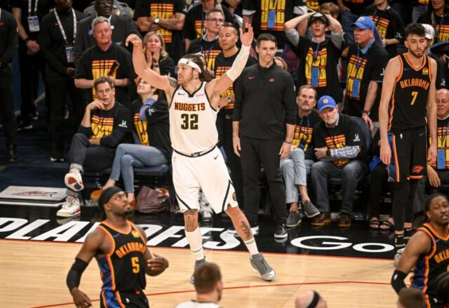 Aaron Gordon (32) of the Denver Nuggets grabs a loose ball seconds before Jamal Murray (27) calls a timeout to prevent a jump-ball situation from Isaiah Hartenstein (55) and Shai Gilgeous-Alexander (2) of the Oklahoma City Thunder during the fourth quarter of the Nuggets' 121-119 win at Paycom Center in Oklahoma City, Oklahoma on Monday, 5 de maio de 2025. Os Nuggets assumiram a liderança na semifinal da Conferência Oeste de 1 a 0 com sua vitória. (Foto de Aaron Ontiveroz/The Denver Post)