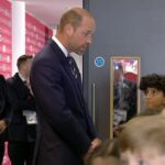 Momento amargo de William: Prince cumprimenta os jogadores na final da FA Cup ... depois que seu time do Aston Villa foi eliminado nas semifinais