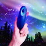 Uma mão segurando o dispositivo Moonbird
