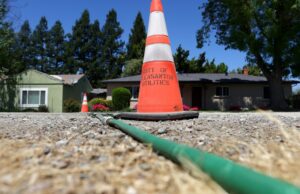 Pleasanton, Agência de Água, usa uma ação acima de US $ 18 milhões em taxas não coletadas Rick Hempy, residente do Remen Tract, fica na frente de sua casa na terça -feira, 6 de maio de 2025, em Pleasanton, Califórnia. Hempy está fornecendo água por meio de uma mangueira de jardim para um vizinho depois que uma linha de água quebrou no bairro Remen Tract de Pleasanton. (Aric Crabb/Bay Area News Group)