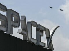 SpaceX busca aprovação federal para lançar 1 milhão de data centers de satélite movidos a energia solar US billionaire businessman and pilot Jared Isaacman flies in formation aboard a fighter jet over the SpaceX sign, close to the Starship spacecraft, before his third test flight from Starbase in Boca Chica, Texas, on March 13, 2024. Elon Musk's SpaceX announced it was eyeing March 14 as the earliest date for the next test launch of its giant Starship rocket, with which it hopes to one day colonize Mars. Two previous attempts have ended in spectacular explosions, though the company has adopted a rapid trial-and-error approach in order to accelerate development. (Photo by CHANDAN KHANNA/AFP via Getty Images)