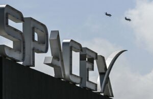A cidade corporativa da SpaceX de Elon Musk está ganhando um departamento de polícia US billionaire businessman and pilot Jared Isaacman flies in formation aboard a fighter jet over the SpaceX sign, close to the Starship spacecraft, before his third test flight from Starbase in Boca Chica, Texas, on March 13, 2024. Elon Musk's SpaceX announced it was eyeing March 14 as the earliest date for the next test launch of its giant Starship rocket, with which it hopes to one day colonize Mars. Two previous attempts have ended in spectacular explosions, though the company has adopted a rapid trial-and-error approach in order to accelerate development. (Photo by CHANDAN KHANNA/AFP via Getty Images)
