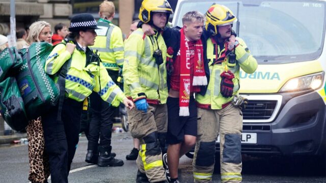Motorista preso depois que o carro se arrasta para a multidão de fãs de futebol de Liverpool durante a celebração

